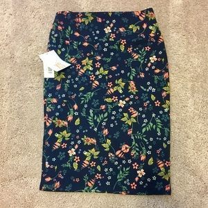 *MAKE AN OFFER* LuLaRoe Floral Cassie Skirt 🌸